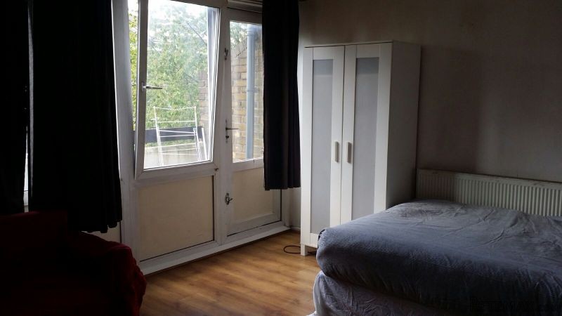 Large Double Room In Mile End Road