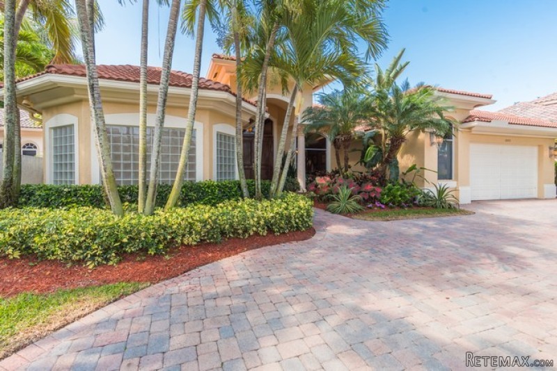 4 bedroom House For Sale: 10842 Blue..