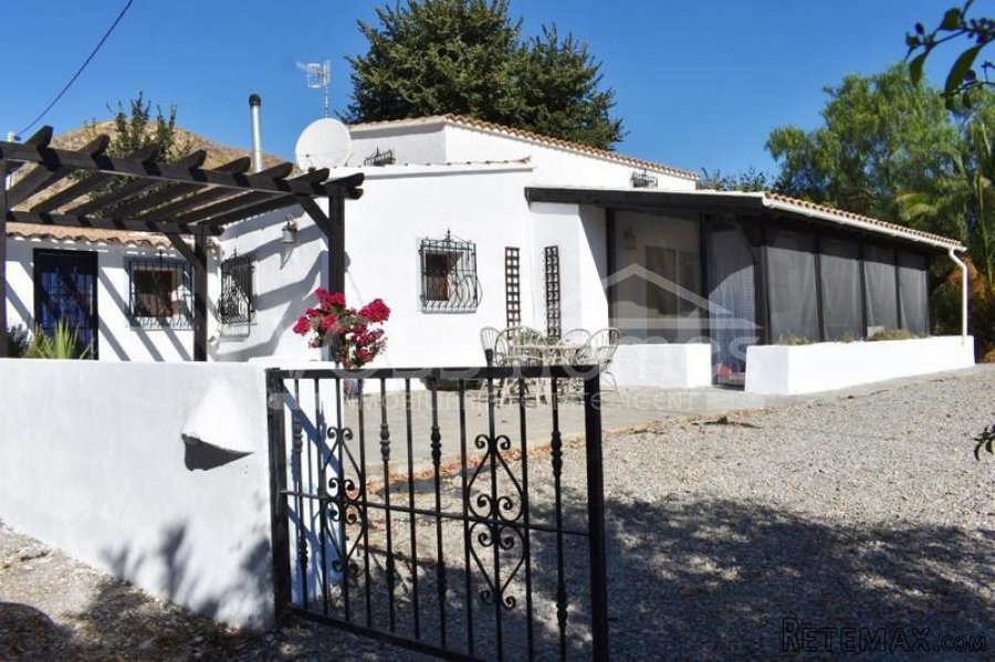 EXCLUSIVE LISTING WITH VOSS HOMES - A large (190m2)..