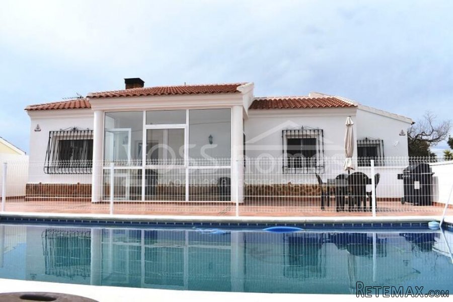 A beautifully presented, very spacious, 2 bedroom, 1..