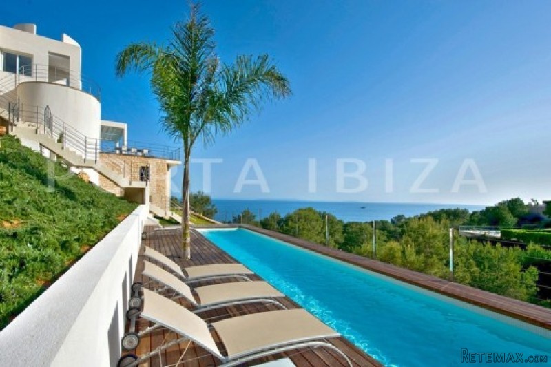 Minimalist luxury villa in Roca Llisa..