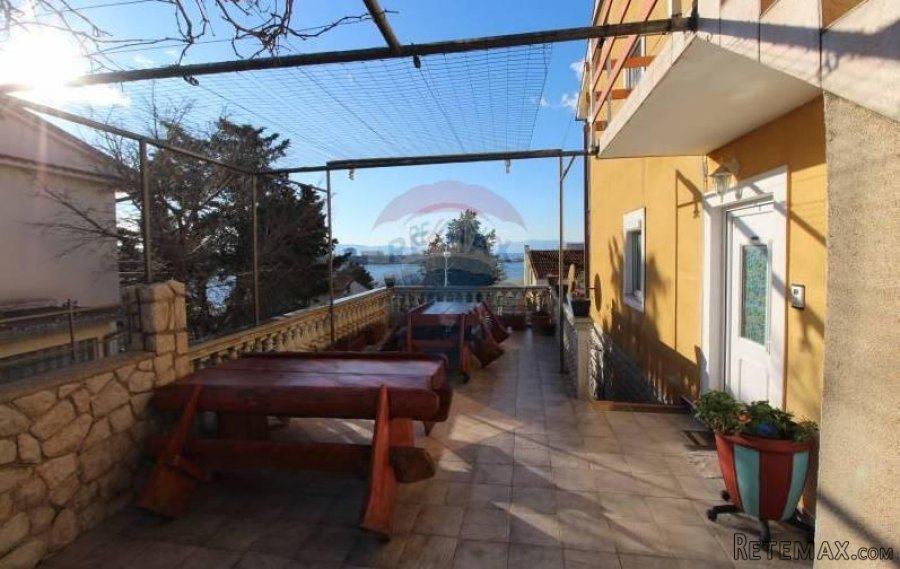 OMIŠALJ-Villa sa 7 apartmana na 100 metara do mora