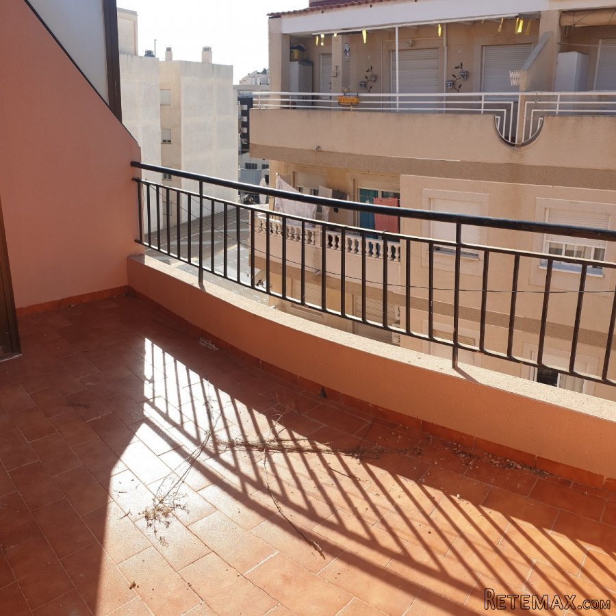 ESTUDIO ATICO 20M2 DE VIVIENDA Y TERRASA 10M2 SOL POR LA..