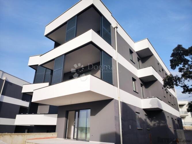 PAG, ŠIMUNI - MODERAN APARTMAN 120 METARA OD MORA (A1)