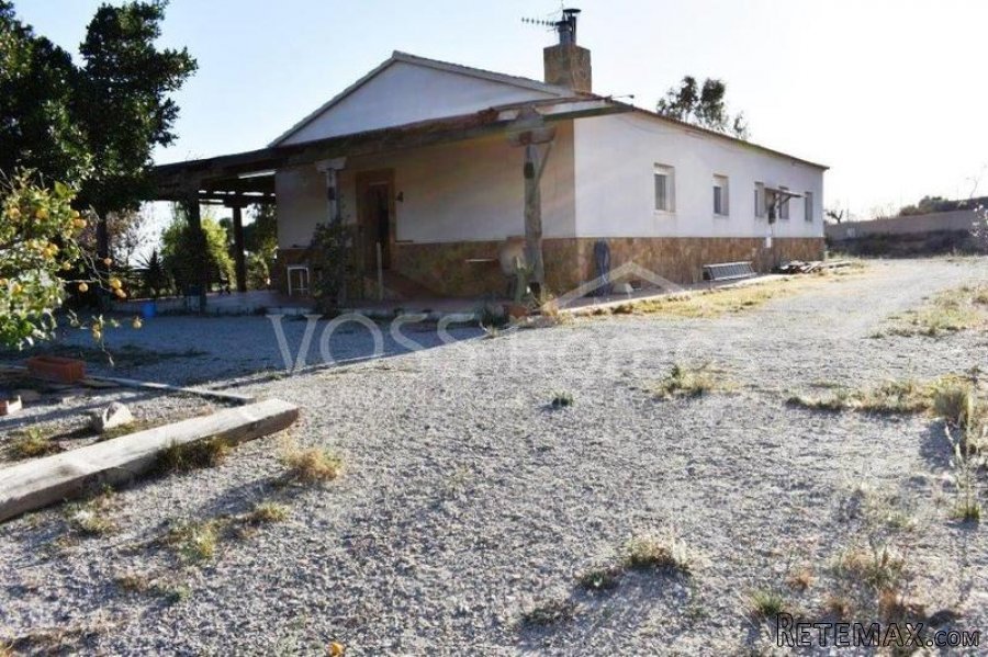 Well maintained, large 180m2 country house with 4 bedrooms..