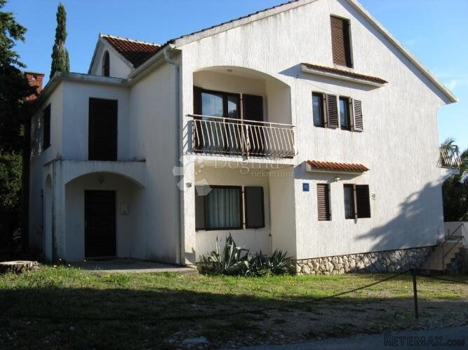 Novalja, drugi red od mora, kuća sa šest apartmana