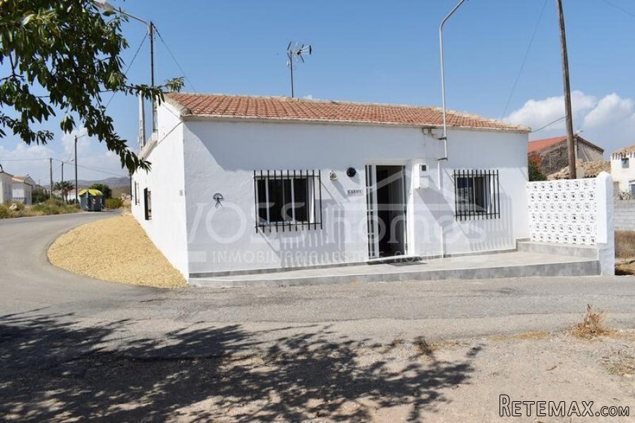 A deceptivey spacious, recently renovated & decorated, 3 /..