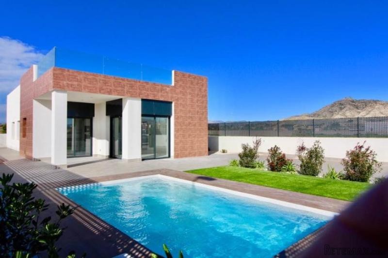 New villa in Aspe with pool and plot..
