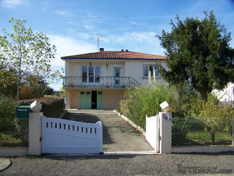 Immaculate Detached House With Full..