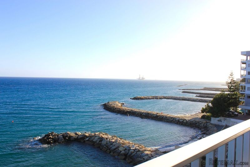 Spacious beachfront apartment with..