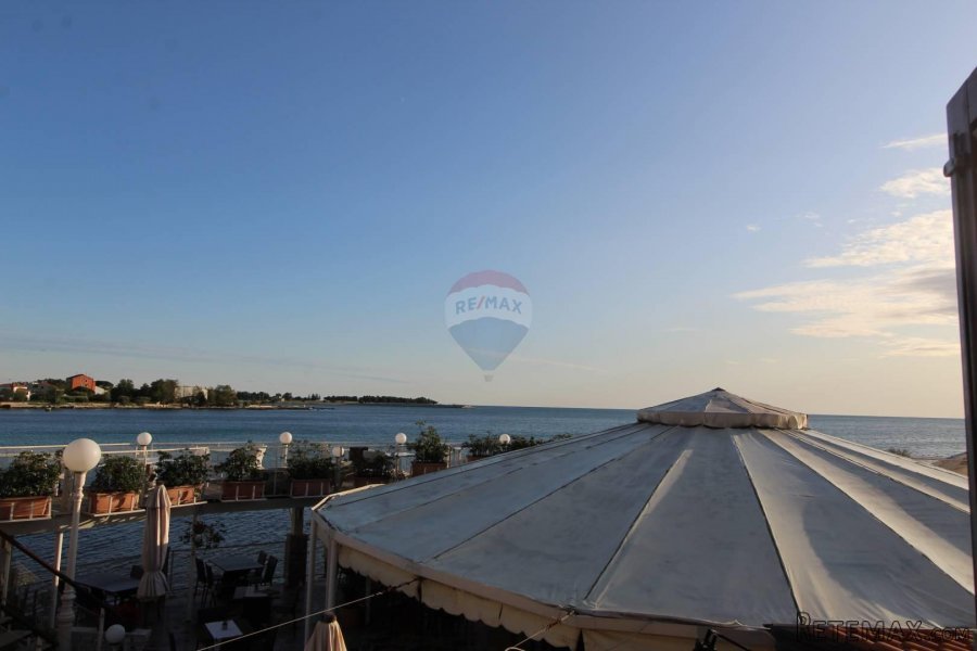Istra, Umag - Prekrasna kuća prvi red do mora