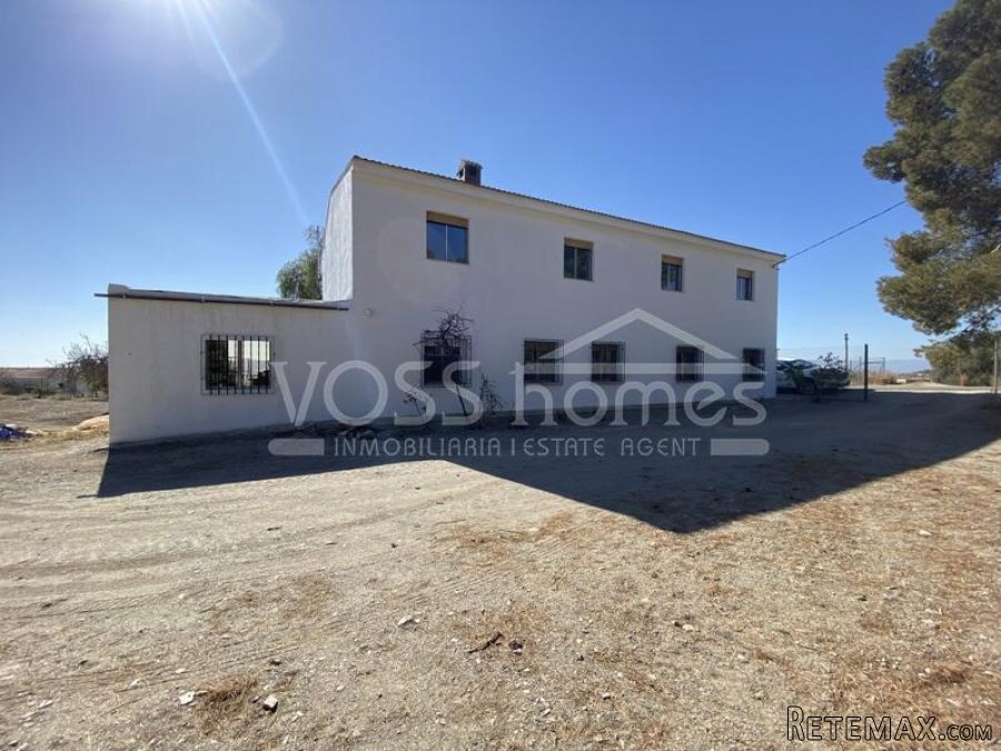 NEW TO VOSS HOMES - A very attractive, 2 storey, 5+ bed.. - 4