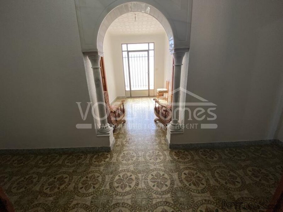 NEW TO VOSS HOMES - A very attractive, 2 storey, 5+ bed.. - 8