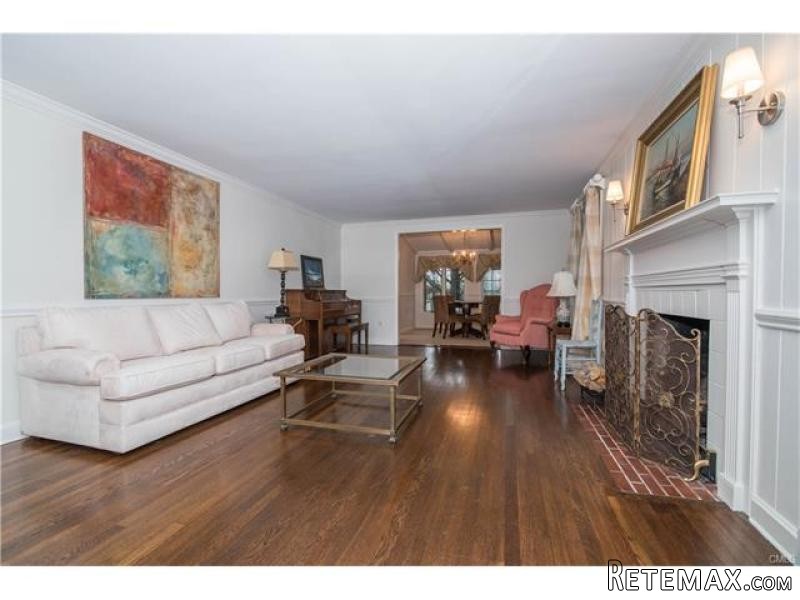 3 bedroom House For Sale: 20 DICKINSON.. - 2