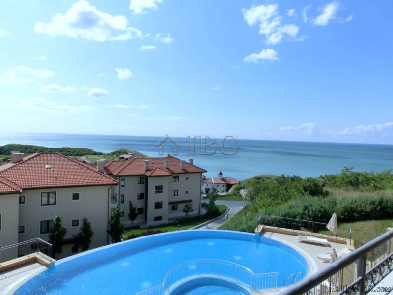 Beachfront 2-bedroom apartment with SEA..