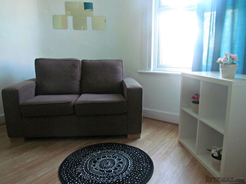 Single with single bed near Turnpike.. - 2