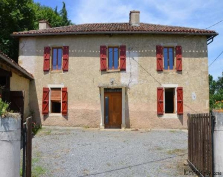Extremely pretty courtyard farmhouse..