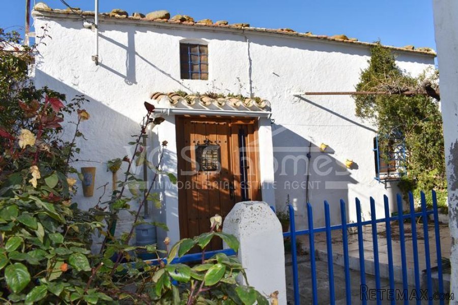 EXCLUSIVE TO VOSS HOMES - QUAINT & QUIRKY VILLAGE HOUSE- A..