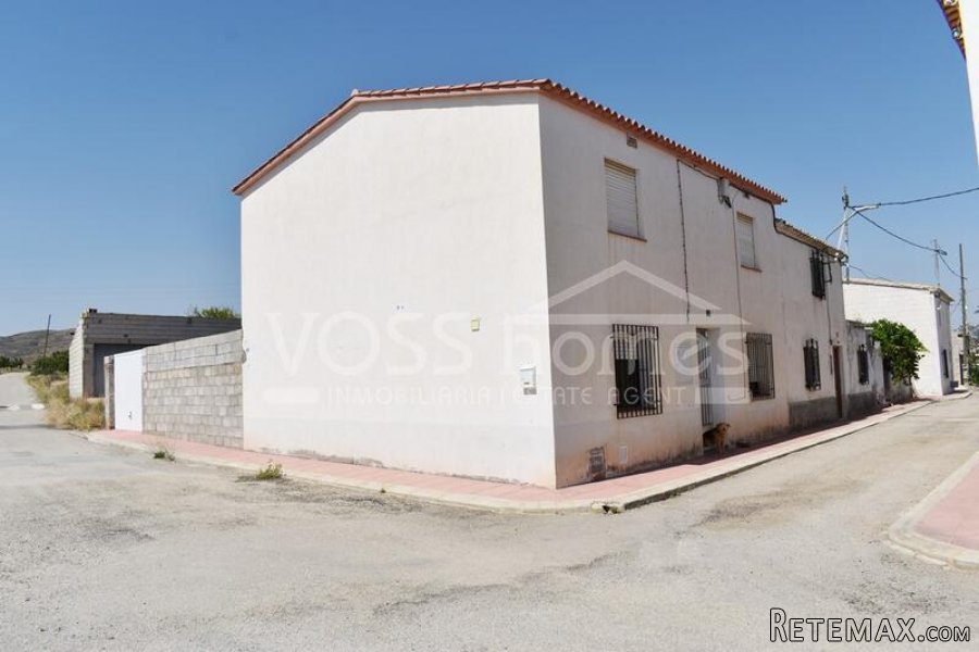 A spacious, light & airey, 3 / 4 bed, 1.5 bath semi..