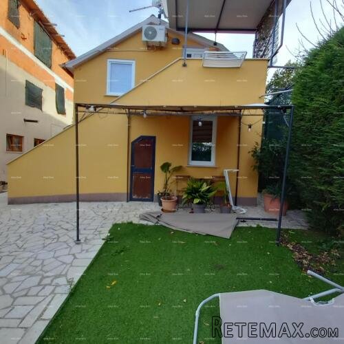 Prodaje se kuća sa 3 apartmana i dvorištem, blizu Pule. P.. - 2