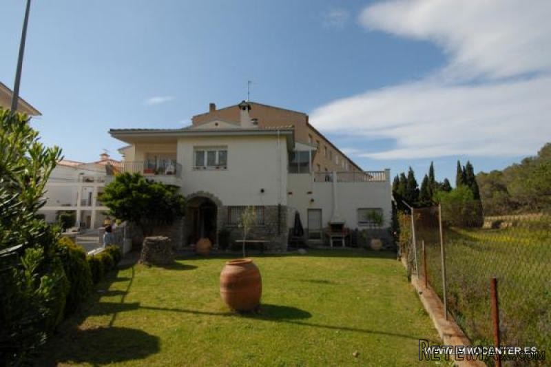 LLANcA: Superb family home with a large..