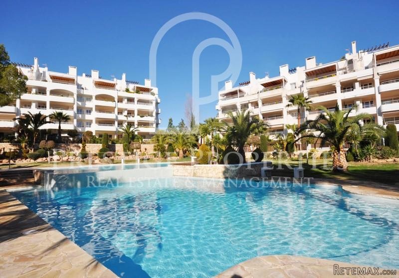 Spacious penthouse with sea views near..