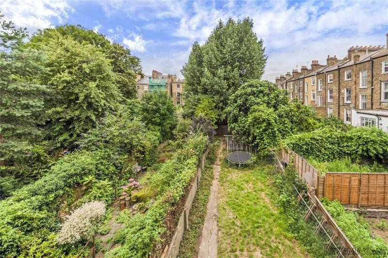 Ideally Located For Access To Central.. - 2
