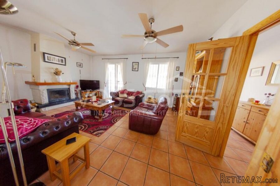 OPEN TO OFFERS - NEW LISTING TO VOSS HOMES - A spacious 3.. - 3