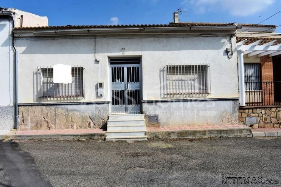 A 3 bedroom, 1 bathroom village house of 98m2 with garage..