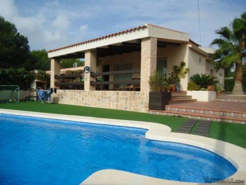 3 Bedroom 2 Bathroom Villa In..