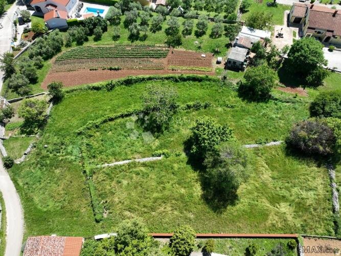 Građevinsko zemljište u centru sela