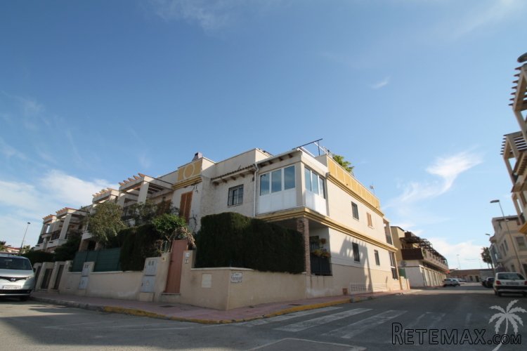 This quietly located, connected house has three bedrooms.. - 2