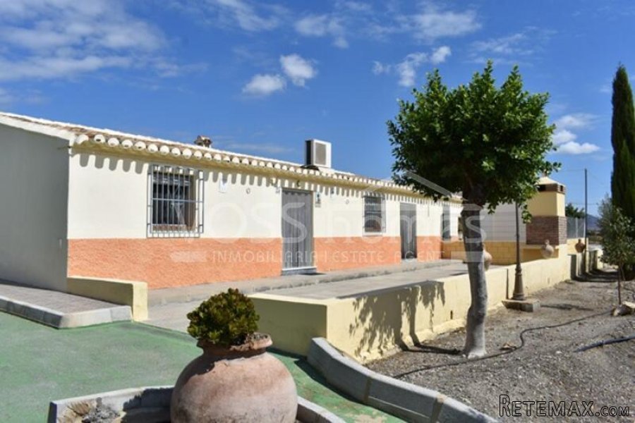 A lovely, very well kept country property of 274m2 with 3..