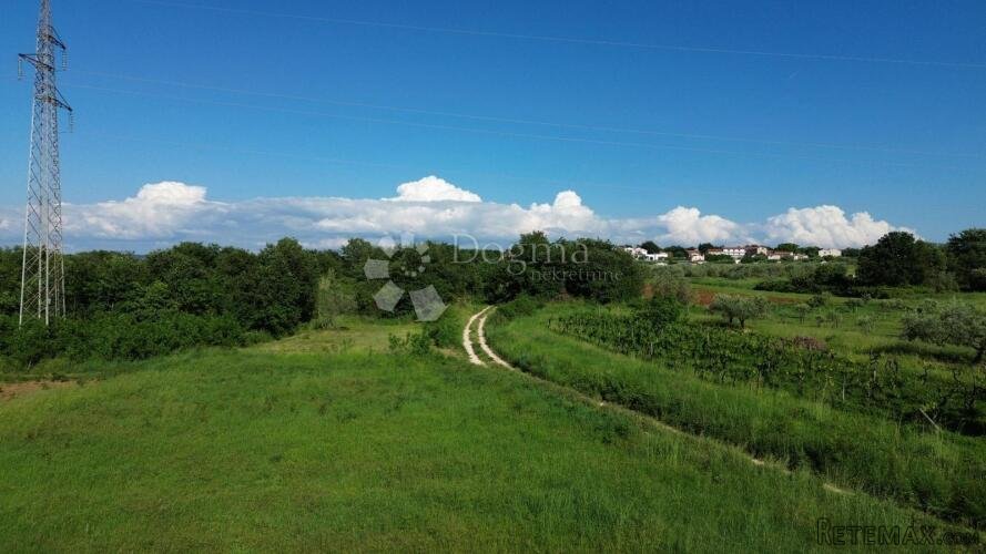 GRAĐEVINSKO ZEMLJIŠTE SA INFRASTRUKTUROM, 3,5KM OD MORA - 3