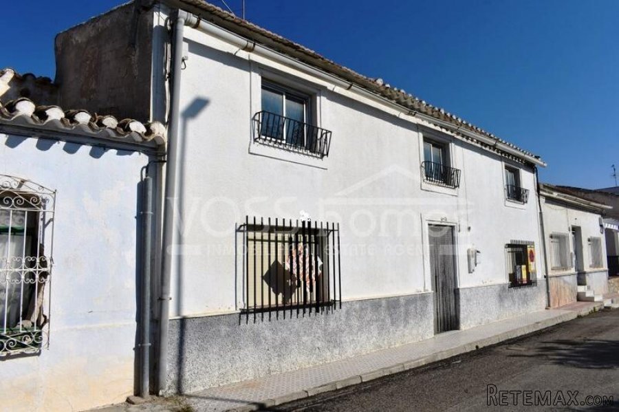 A 4 bedroom, 1 bathroom village house of 160m2 with garage..
