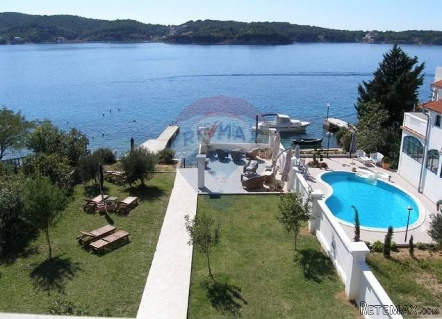 VILLA PRVI RED UZ MORE