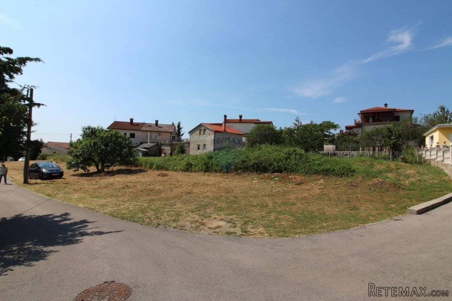 MATULJI- građevinski teren u blizini centra