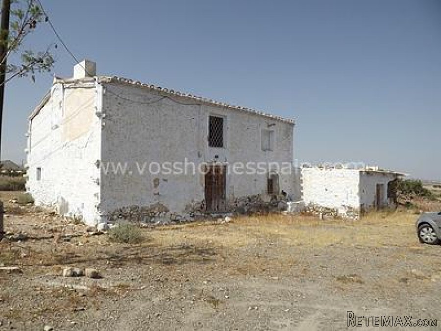 Large country property of 100m2 with 2,400m2 of URBANIZABLE..
