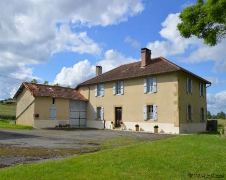 Traditional courtyard farmhouse, 1ha..