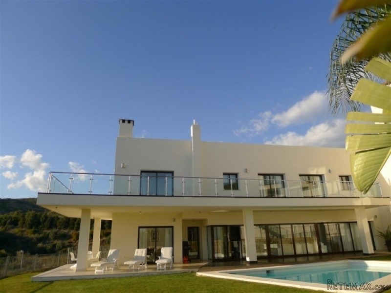 5 Bedroom Villa For Sale In La..