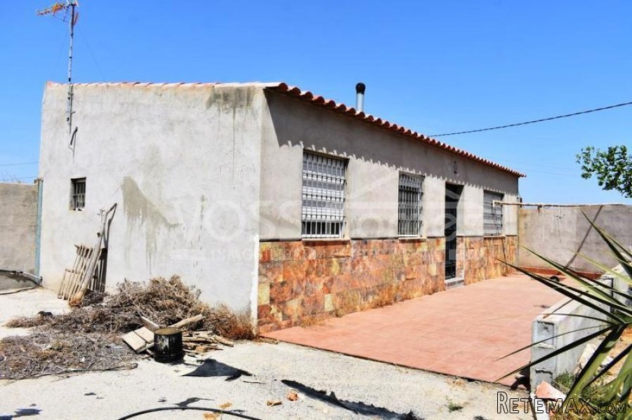 A quite and peaceful country house with 300m2 warehouse..