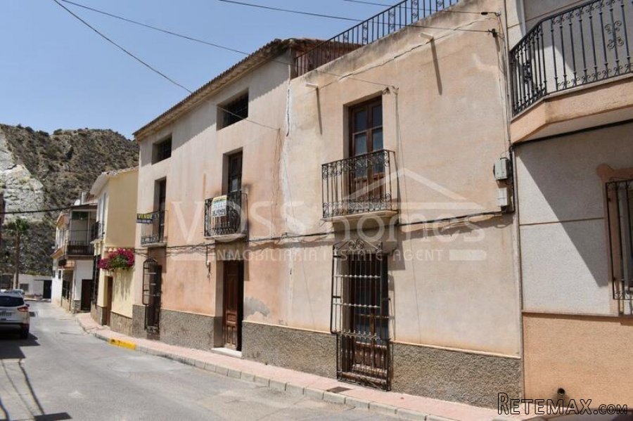 A huge 227m2, 3 storey village house to renovate modernise..