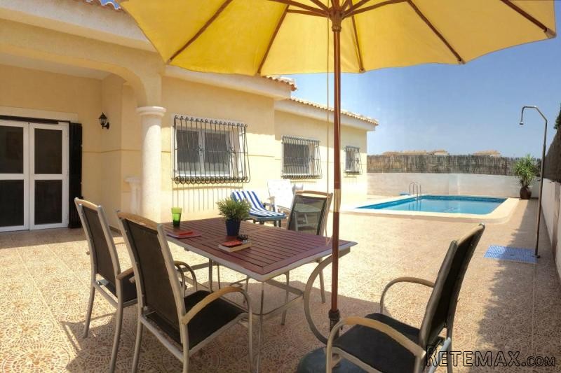 Detached country villa with swimming..
