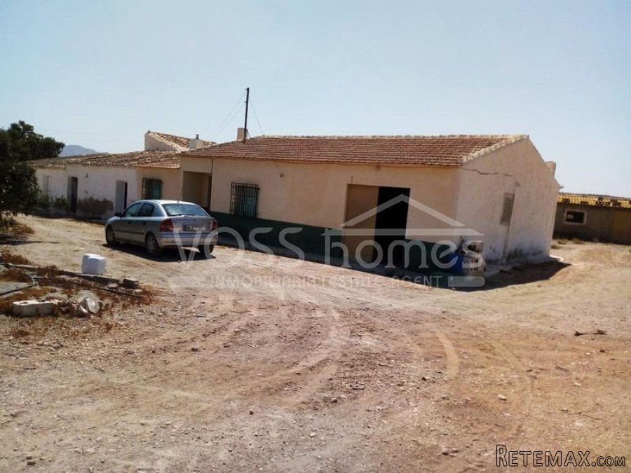 Huge country house with garage of approx 250m2 and..