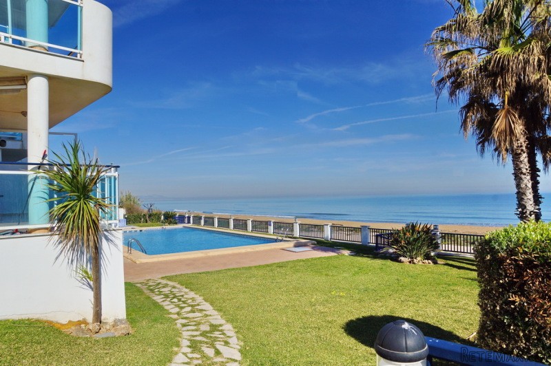 Complex With Direct Access To The Sandy..