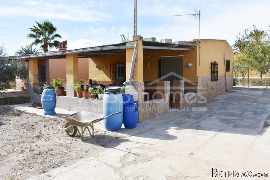Casita of Appoximetely 50m2 with 2,900m2 of fenced land..