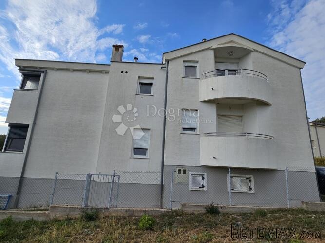 NEMOJTE OVO PROPUSTITI! Apartmanska kuća 30 metara od mora
