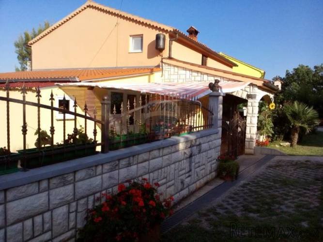 ISTRA, LIŽNJAN - Kuća sa sva stana i jednim app s...