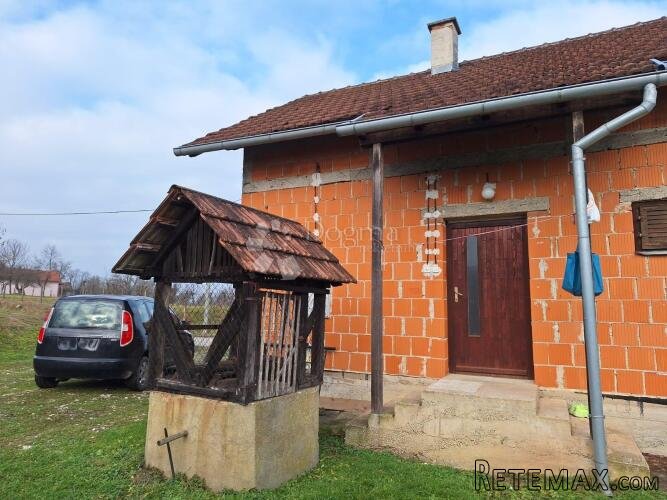 Novija kućica kraj rijeke i toplica