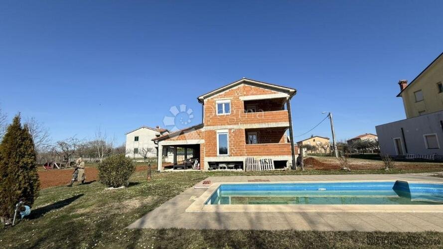 ROH BAU KUĆA SA 2 STANA, GOTOVIM BAZENOM I GRAĐEVINSKIM ZEML